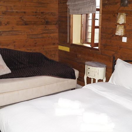 Ikojenia Traditional Lodge パピンゴ エクステリア 写真