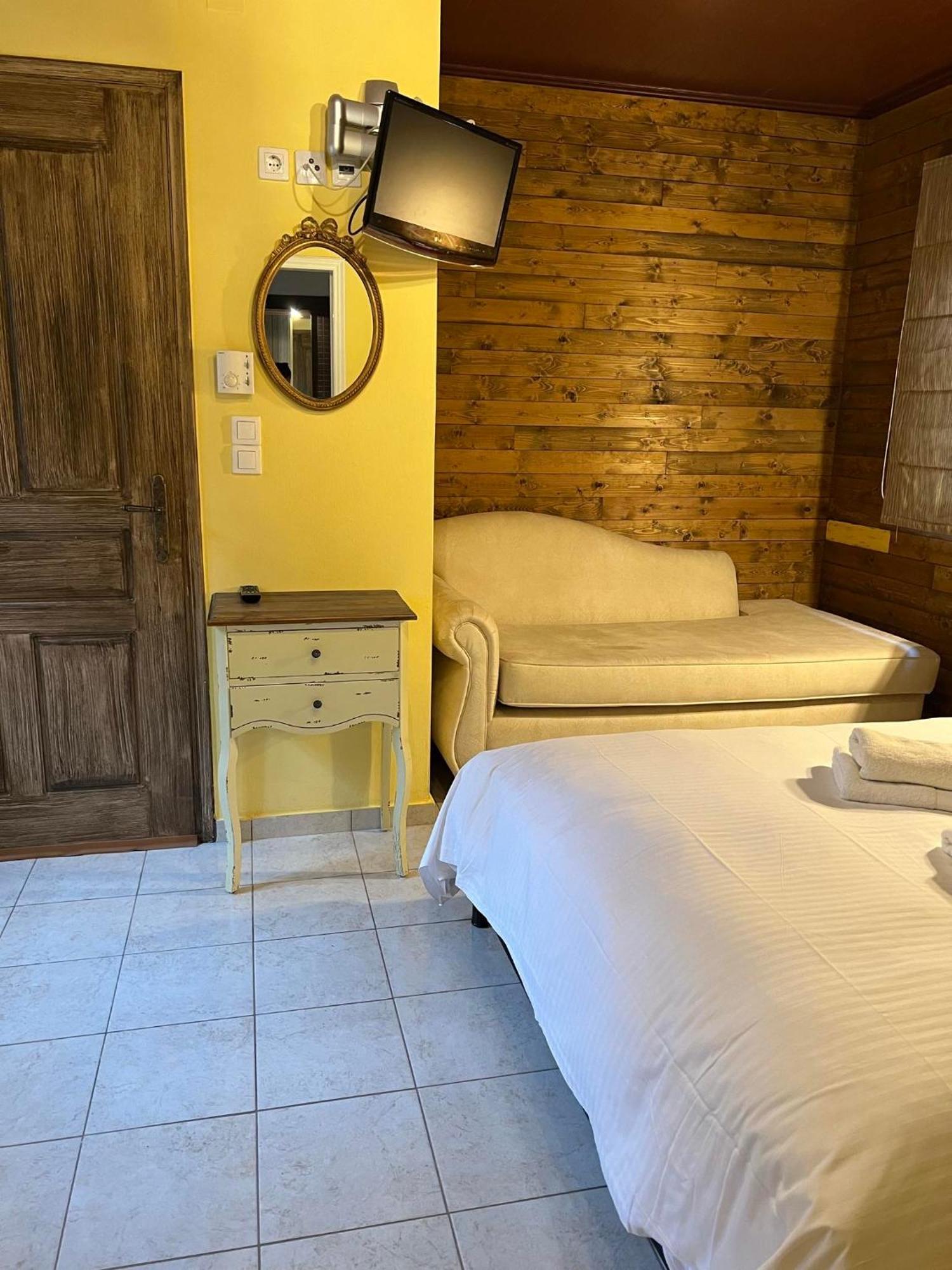 Ikojenia Traditional Lodge パピンゴ エクステリア 写真