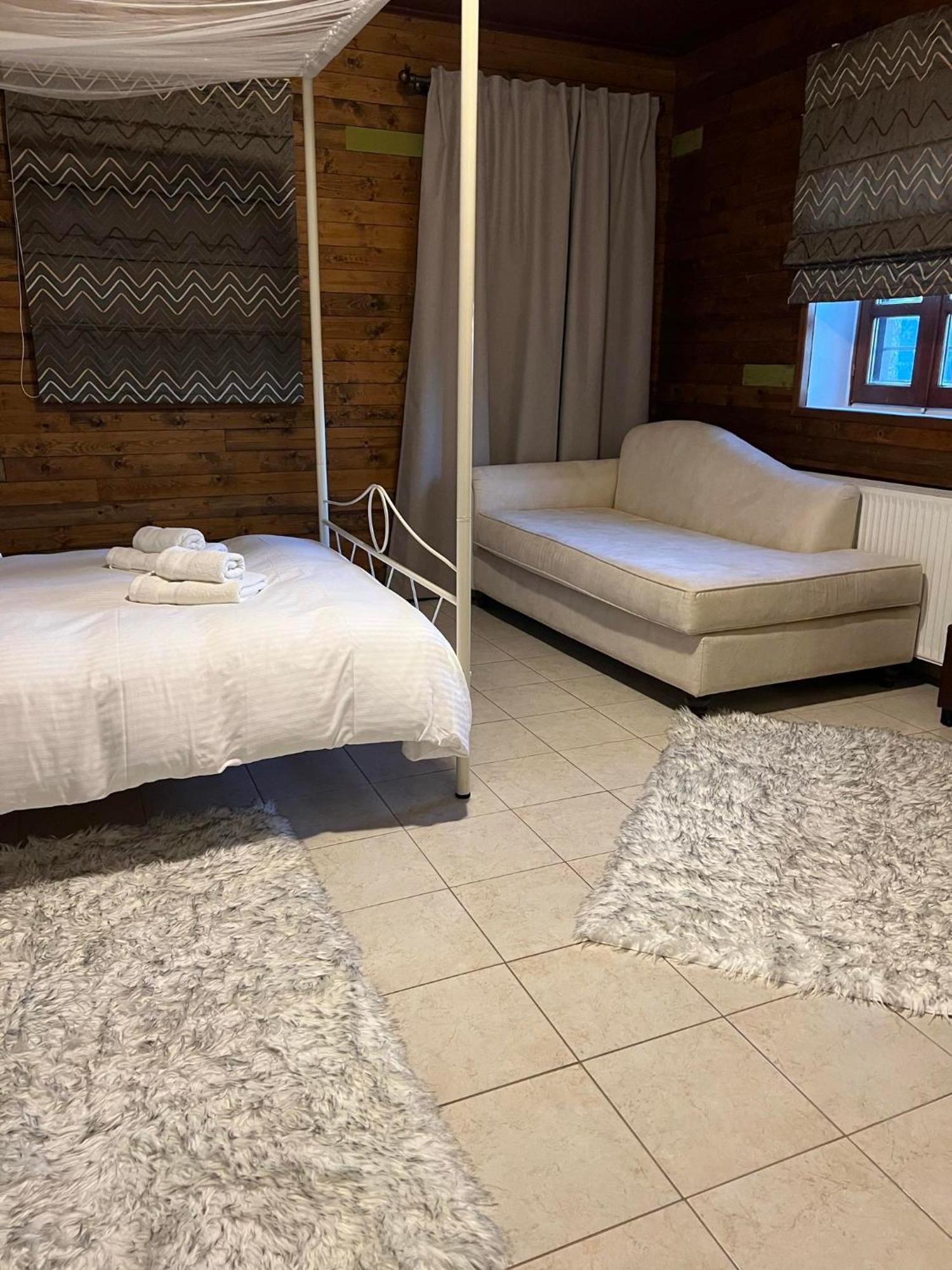 Ikojenia Traditional Lodge パピンゴ エクステリア 写真