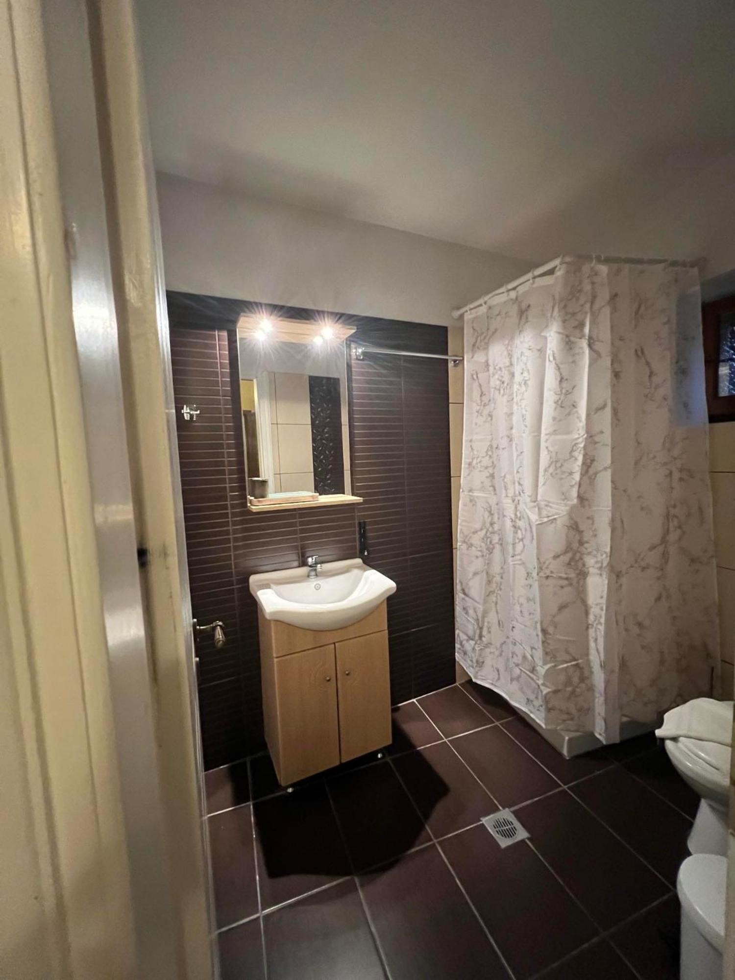 Ikojenia Traditional Lodge パピンゴ エクステリア 写真